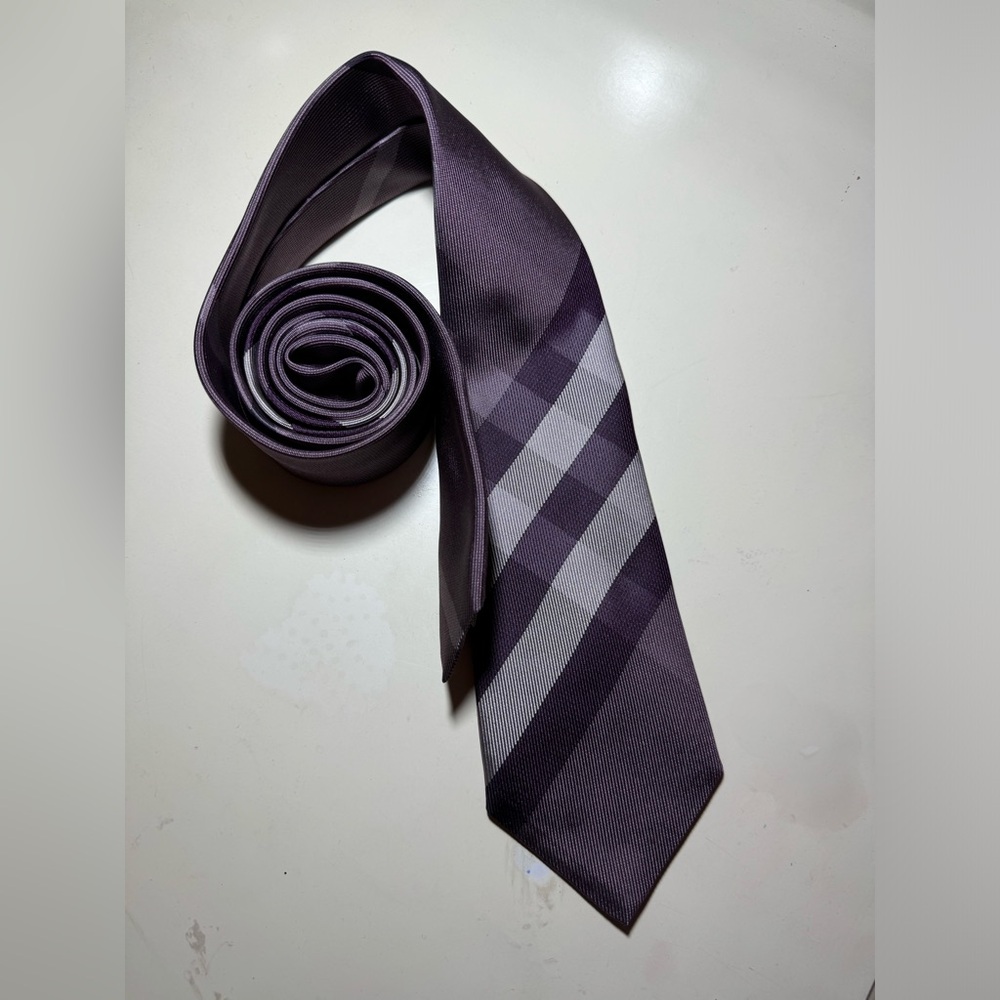 BURBERRY TIE. Like new.